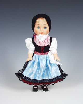 Doudleby muñeca en trajes nacionales  