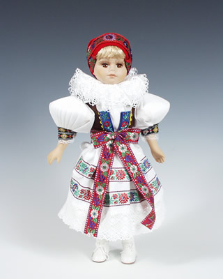 Hanacka muñeca en trajes nacionales   